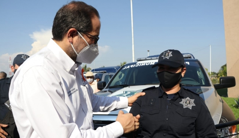 Gobernador de Colima entrega vehículos para la seguridad en municipios