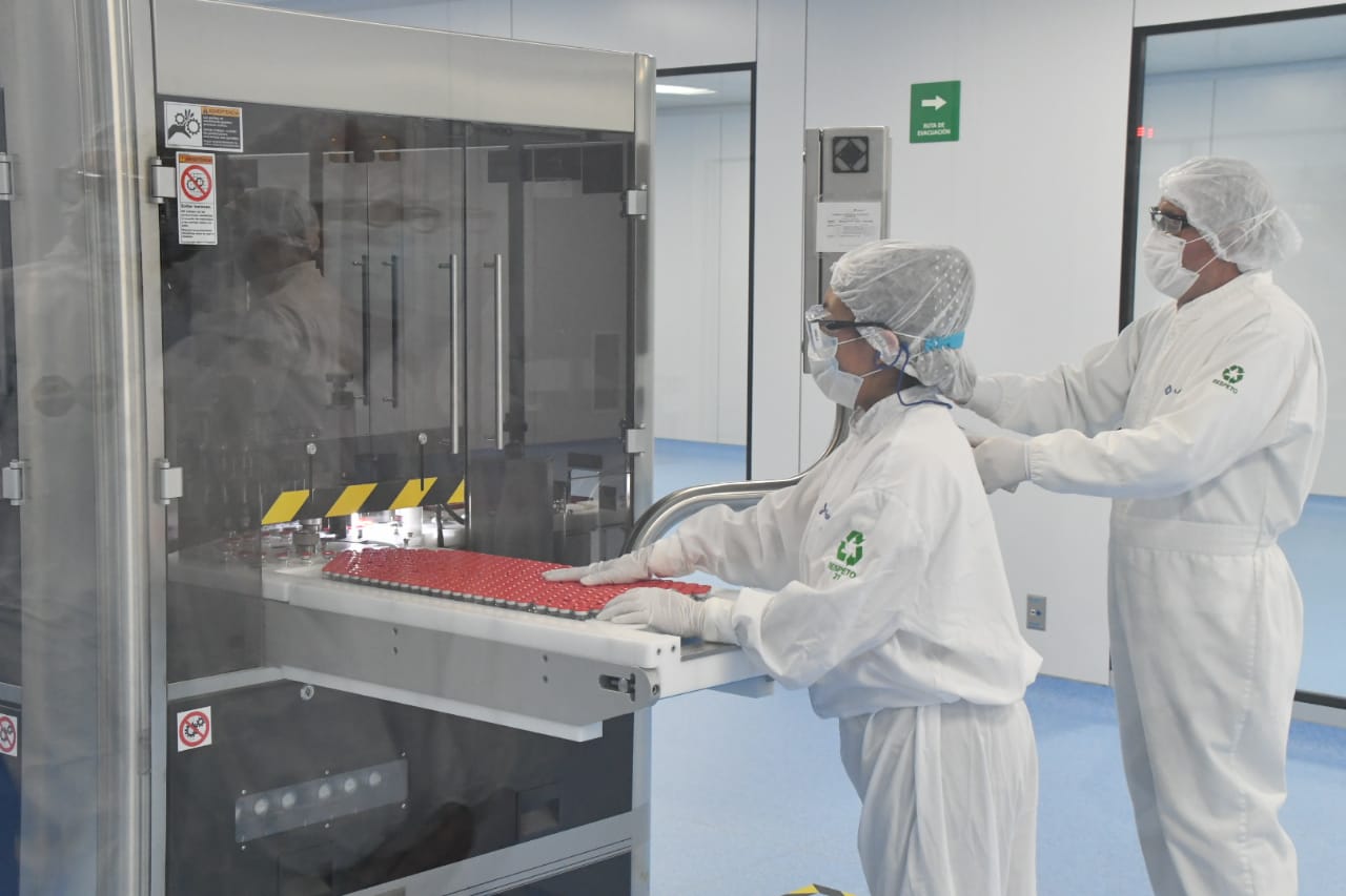 Supervisan laboratorio donde se formularán y envasarán vacunas en México