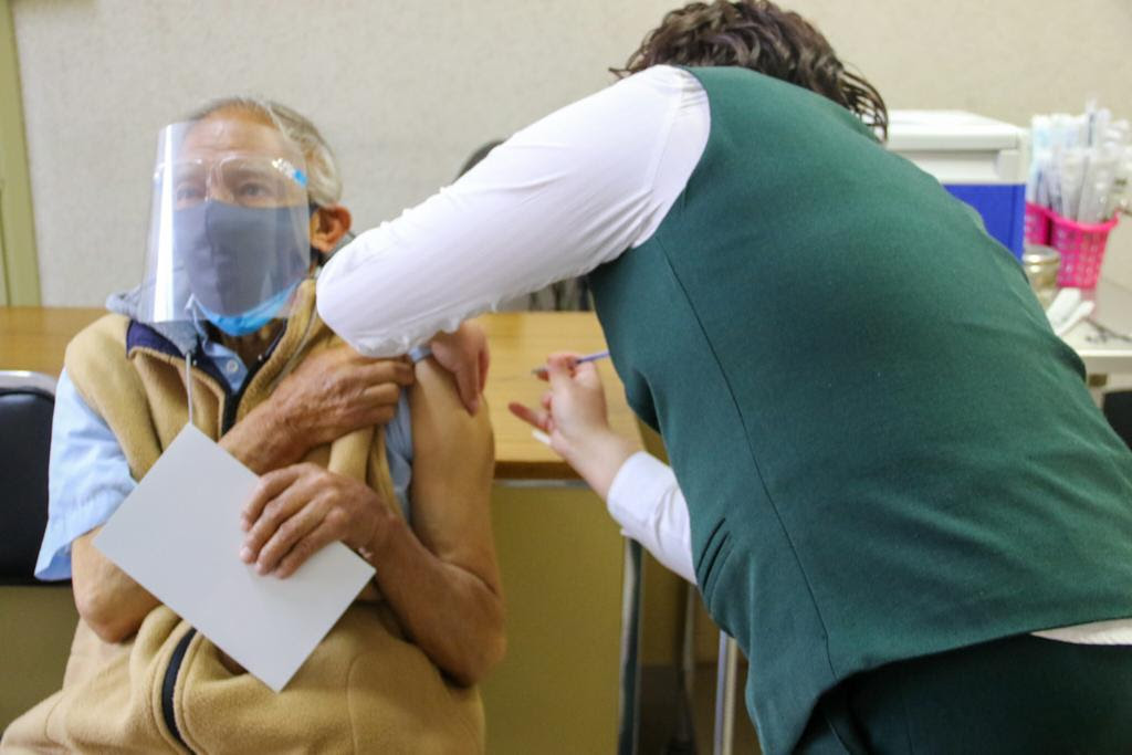 Priorizan vacunación de adultos mayores en 330 municipios del país