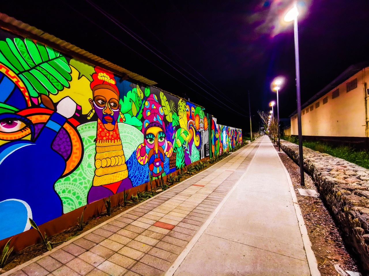 ¿Cuál es la función de los murales comunitarios?