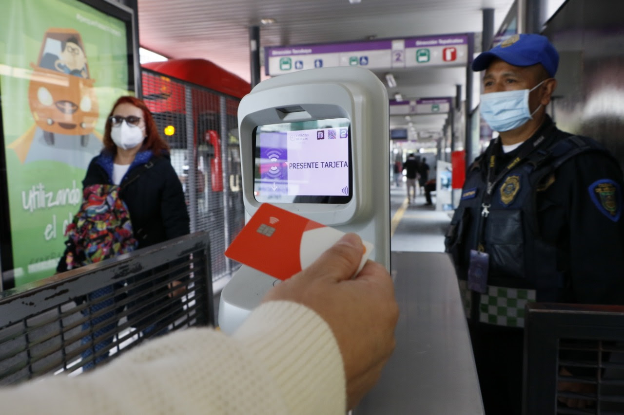 Habilitan pago con tarjetas bancarias y billeteras digitales en Metrobús de la CDMX