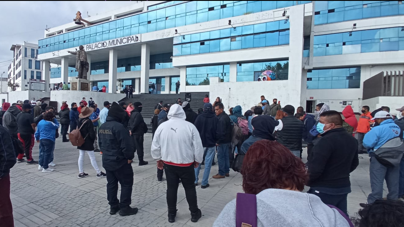 Policías y trabajadores municipales de Naucalpan se vuelven a manifestar por falta de pagos