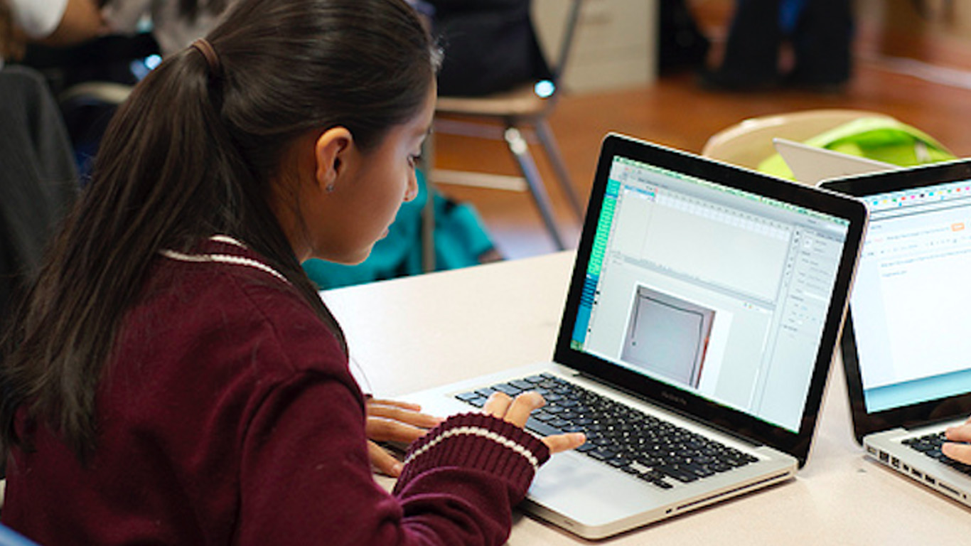 La educación digital contribuye a cerrar la brecha educativa del país: Delfina Gómez
