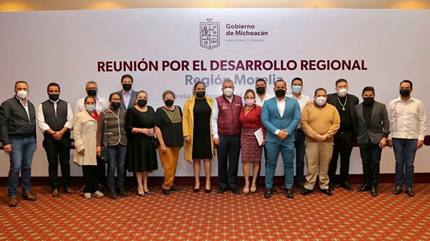 Gobernador de Michoacán lleva información sobre planes de desarrollo a 96 municipios