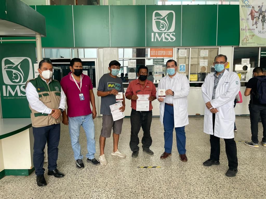 Afilia IMSS a los dos primeros trabajadores guatemaltecos que recibirán los beneficios de la seguridad social