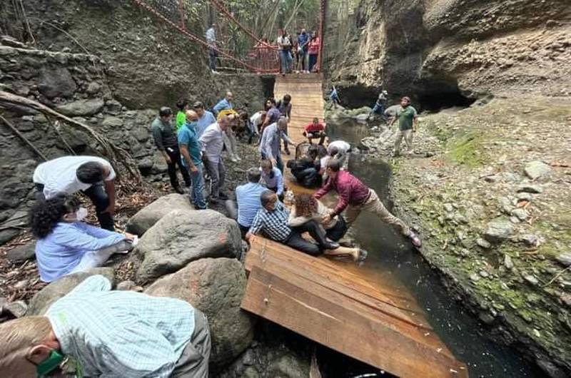 Puente colgante en Cuernavaca colapsa; pudo ser exceso de peso señala Protección Civil estatal