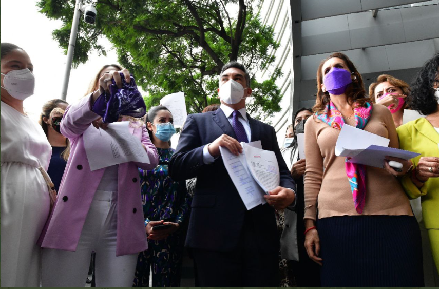Alejandro Moreno y legisladoras del PRI denuncian a Layda Sansores por violencia política de género