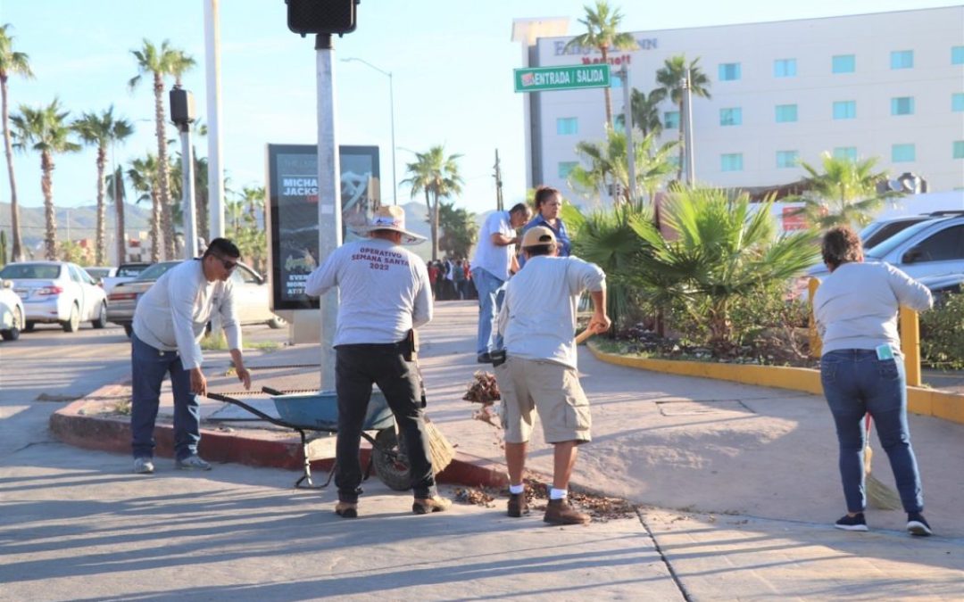 Personal del ayuntamiento de Los Cabos se une para limpiar las calles de SJC