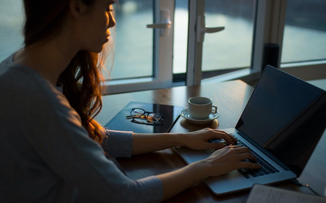 Mujeres enfrentan desempleo con habilidades tecnológicas