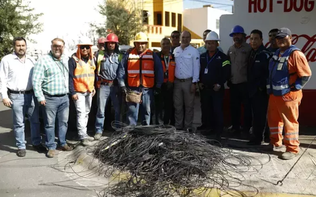Municipio de Monterrey retira 381 kilómetros de “telarañas” de cableado