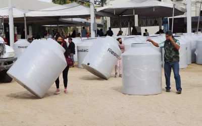Autoridades municipales realizan la entrega de 150 tinacos para familias de Cabo San Lucas