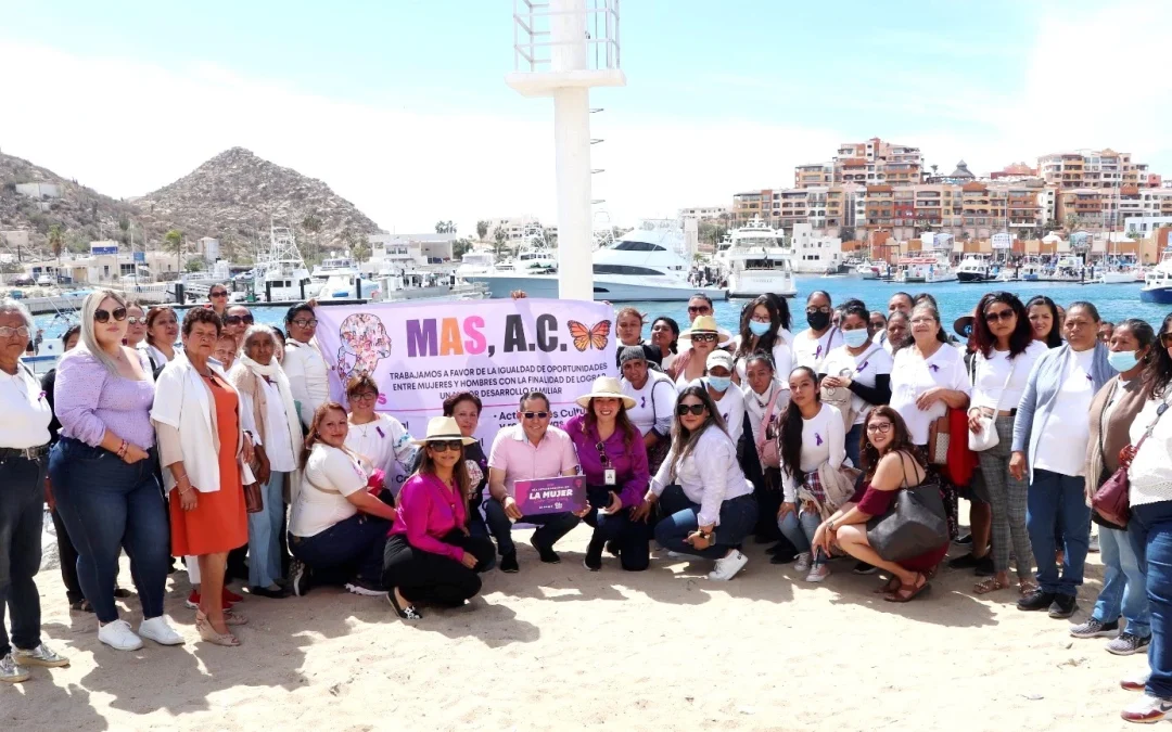 Ayuntamiento de Los Cabos y Ola de Ayuda A.C. colaboran para ofrecer un paseo a mujeres por la Bahía de Cabo San Lucas