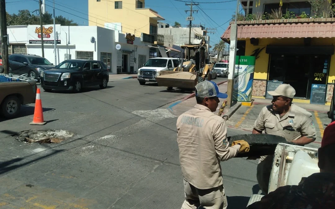 OOMSAPAS Los Cabos clausura pozo de visita para mejorar la red de drenaje en el Centro de Cabo San Lucas