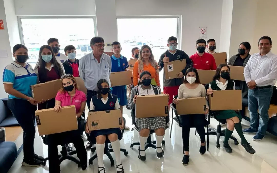 El alcalde de Los Cabos hizo entrega de 14 computadoras a estudiantes