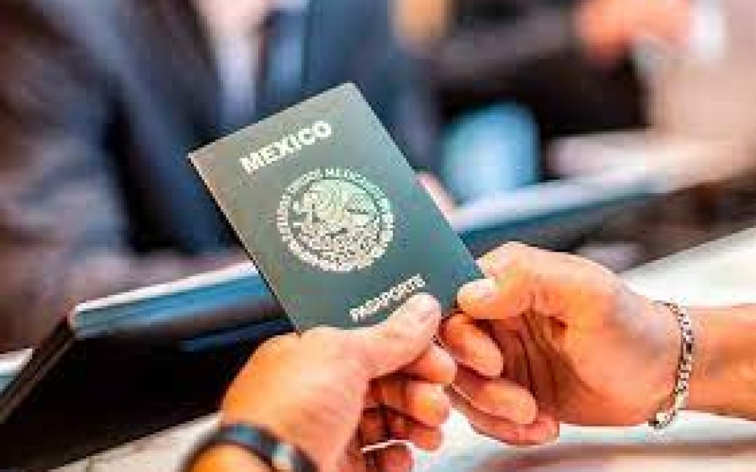 La SRE entregó el primer pasaporte no binario a Jesús Ociel Baena