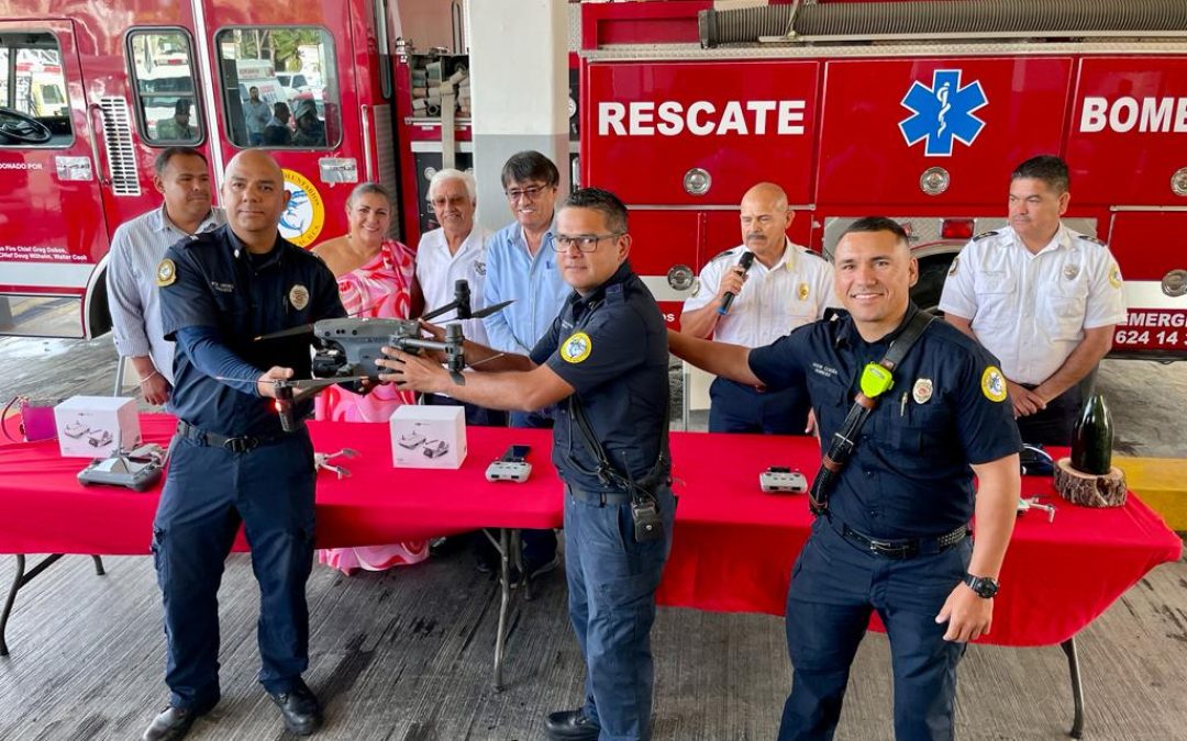 Entrega alcalde Oscar Leggs drone para bomberos de Cabo San Lucas
