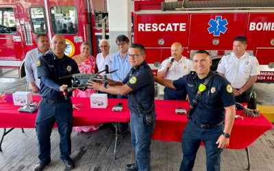 Entrega alcalde Oscar Leggs drone para bomberos de Cabo San Lucas