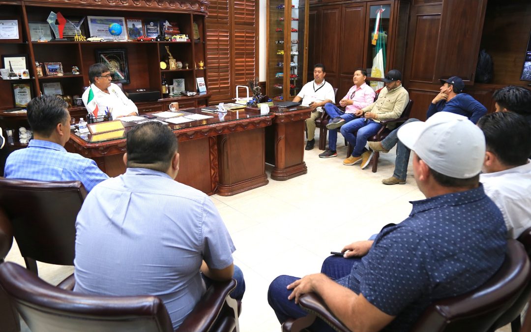 Alcalde de Los Cabos Oscar Leggs Castro mantiene cercanía con todos los sectores labores
