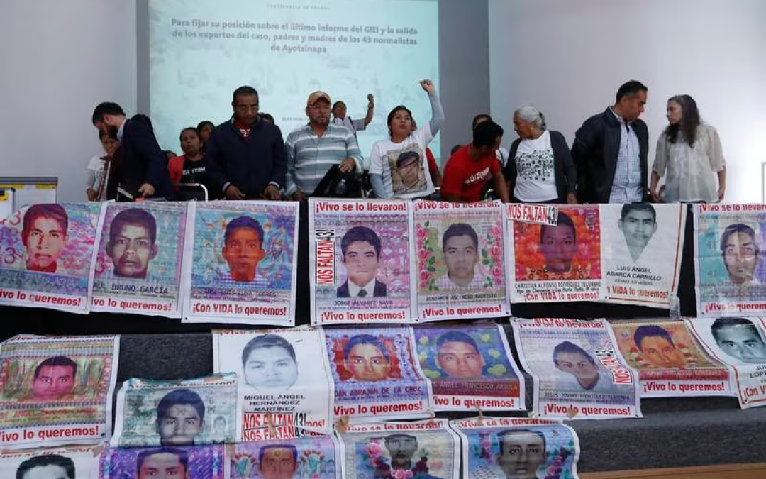 Familiares de los jóvenes desaparecidos de Ayotzinapa lamentan la salida del GIEI en investigación