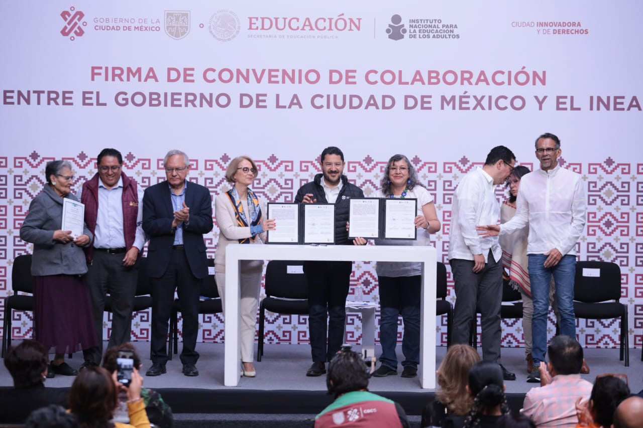 Gobierno de la CDMX y el INEA firman convenio para impulsar alfabetización de adultos en PILARES