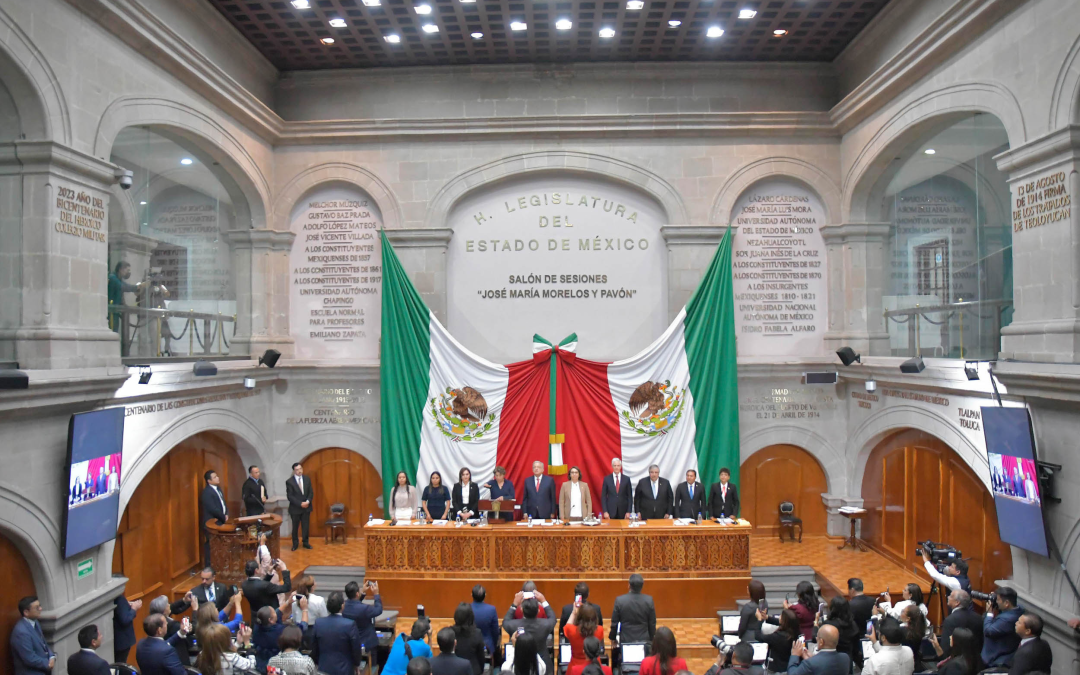 AMLO acompaña a Delfina Gómez a rendir protesta ante el Congreso del Estado de México