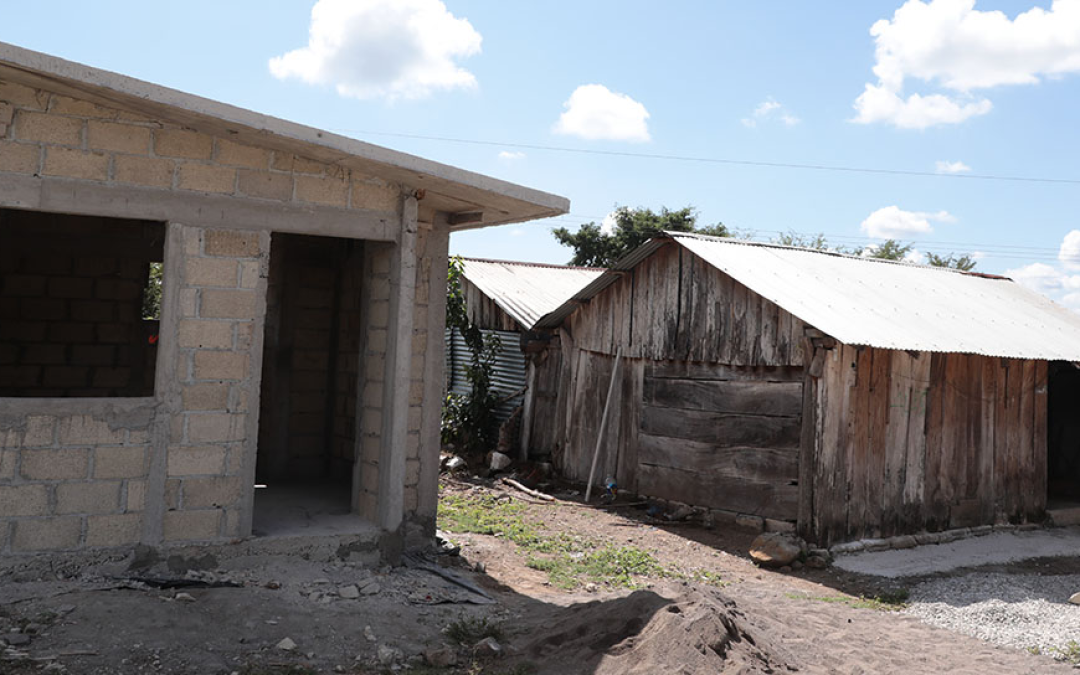 Sedesol de Veracruz beneficia a 160 familias al mejorar sus viviendas
