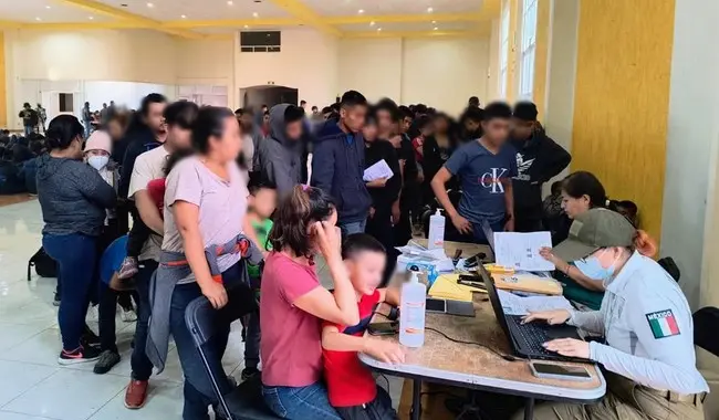 El INM y autoridades estatales rescatan a más de 700 migrantes de una bodega en Tlaxcala