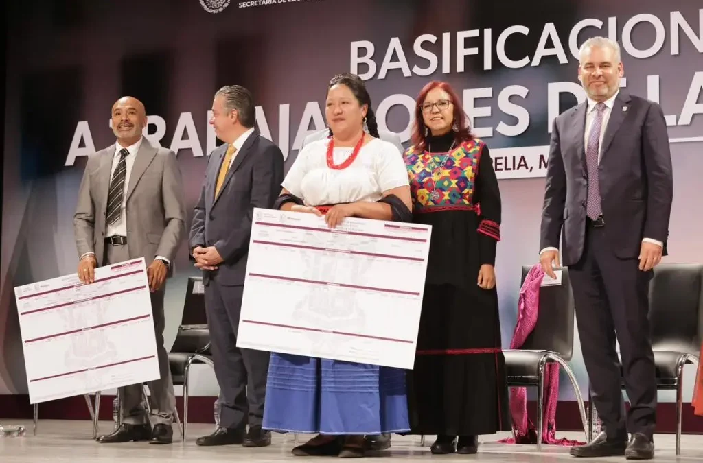 Bedolla garantiza entrega de plazas a docentes en Michoacán sin corrupción