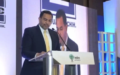 Alcalde presenta libro Invierta Juárez, que promueve la mano de obra y la industria de Juárez