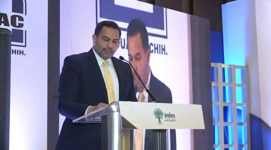 Alcalde presenta libro Invierta Juárez, que promueve la mano de obra y la industria de Juárez