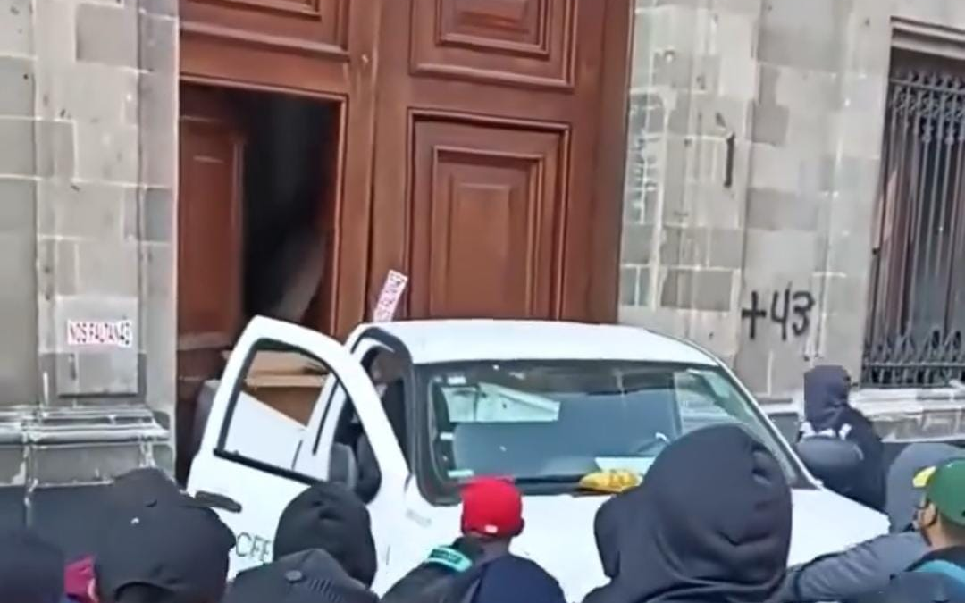 Normalistas de Ayotzinapa van contra Palacio Nacional