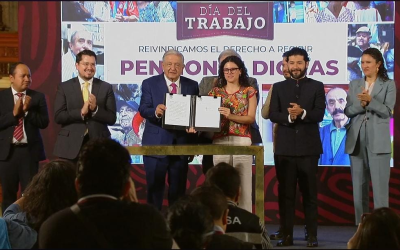 López Obrador firma el decreto para la creación del Fondo de Pensiones