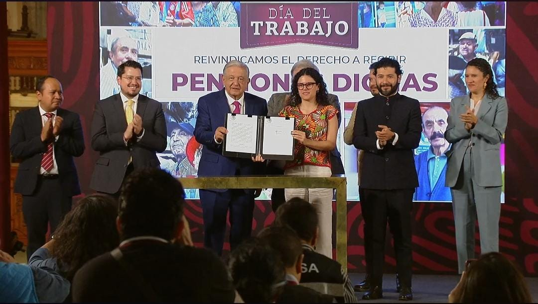 López Obrador firma el decreto para la creación del Fondo de Pensiones