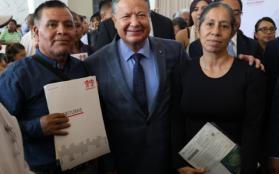 500 familias de Hidalgo reciben escrituras gratuitas del Infonavit
