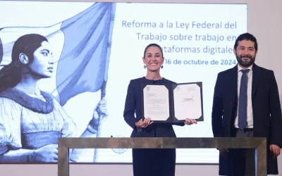 Sheinbaum firma iniciativa para que trabajadores por aplicación tengan IMSS