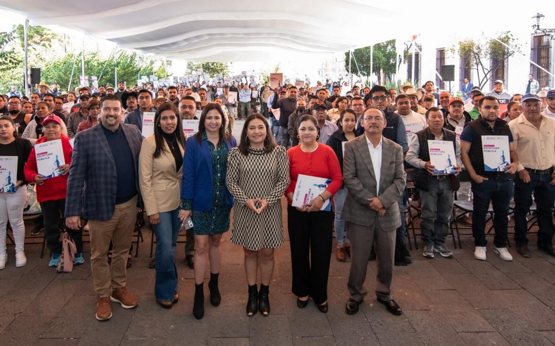 Municipio de El Marqués entrega 205 escrituras públicas en ocho comunidades