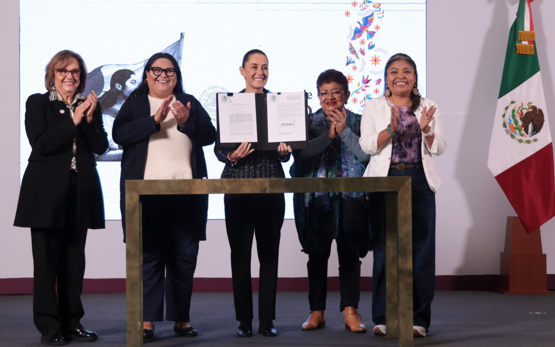 Sheinbaum firma decreto para garantizar derechos de mujeres en la Constitución