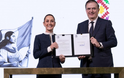 Sheinbaum firma decreto para defender a la industria textil del país