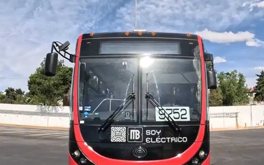 Gobierno de la CDMX entrega 26 nuevas unidades eléctricas al Metrobús