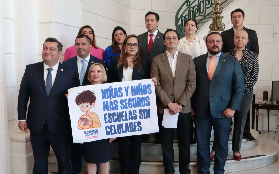 PAN propone prohibir celulares en escuelas públicas de CDMX