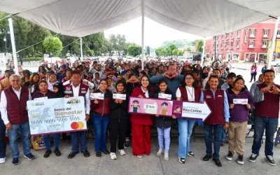 Más de 500 familias de San Pedro Cholula reciben tarjetas de la Beca Rita Cetina