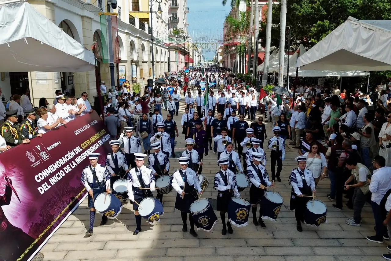 Veracruz recupera desfile cívico-militar tras 8 años