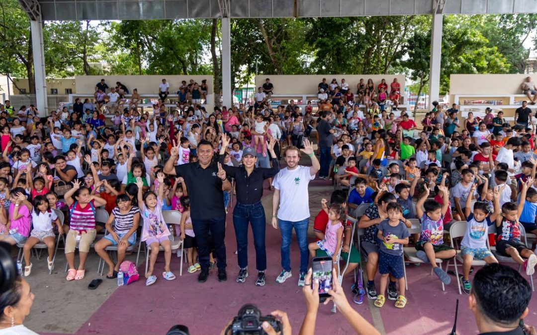 Playa del Carmen entrega 2 mil mochilas para apoyar a familias en el regreso a clases