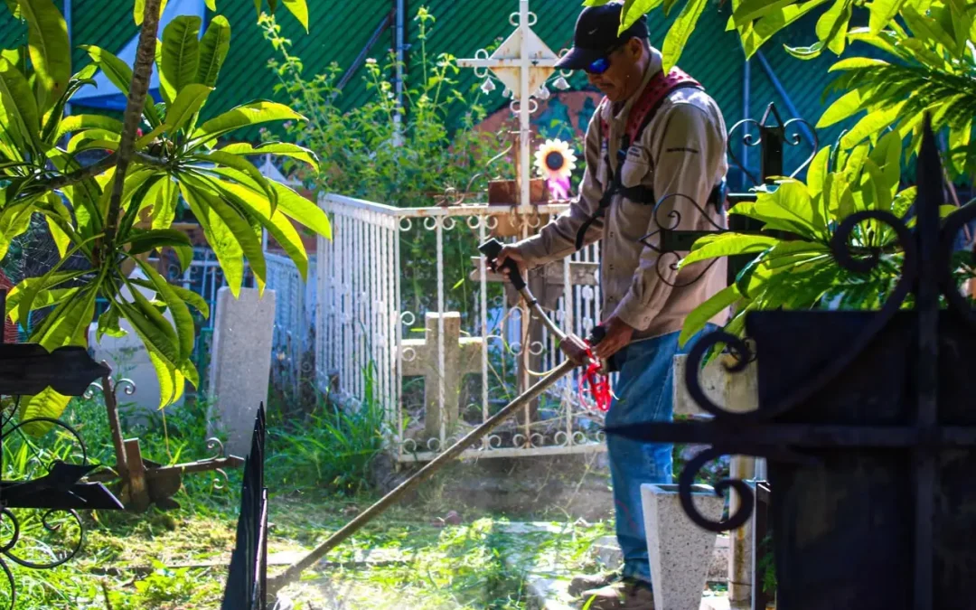 Cuernavaca prepara sus panteones con limpieza y mantenimiento