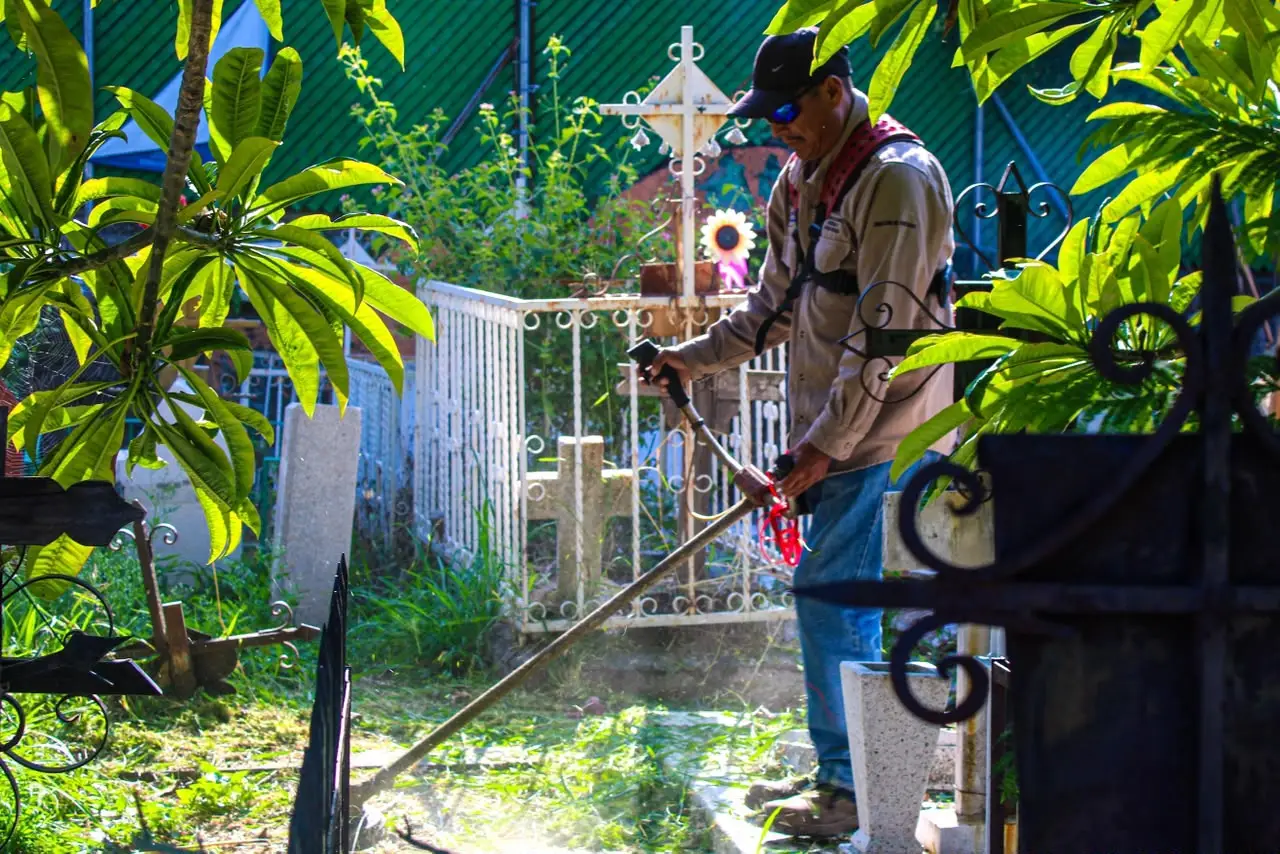 Cuernavaca prepara sus panteones con limpieza y mantenimiento