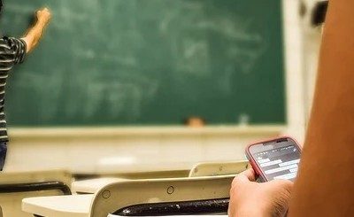 UNESCO llama a acompañar regulación de pantallas en escuelas en México con alfabetización digital y monitoreo continuo