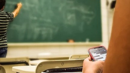 UNESCO llama a acompañar regulación de pantallas en escuelas en México con alfabetización digital y monitoreo continuo