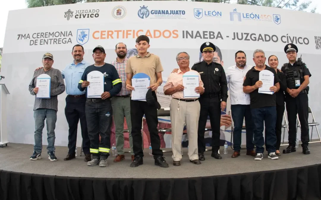 León combate el rezago educativo con servicio comunitario y apoyo de INAEBA