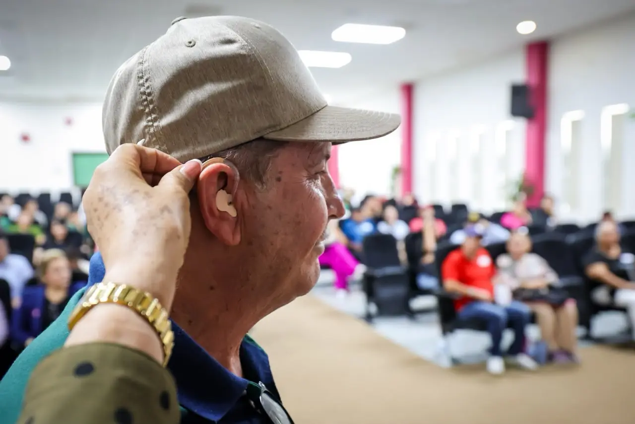 Entregan Sinaloa 644 auxiliares auditivos en Culiacán